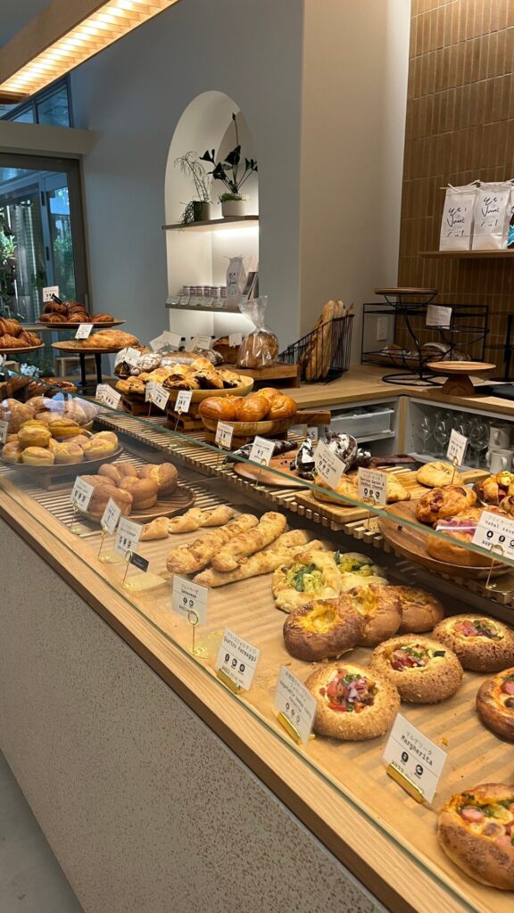 エトヌンク 代官山パン屋店内1