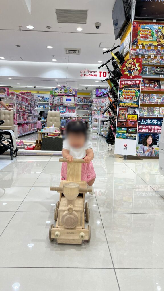 ビックカメラ日本橋三越店の無料遊び場写真（手押し車）