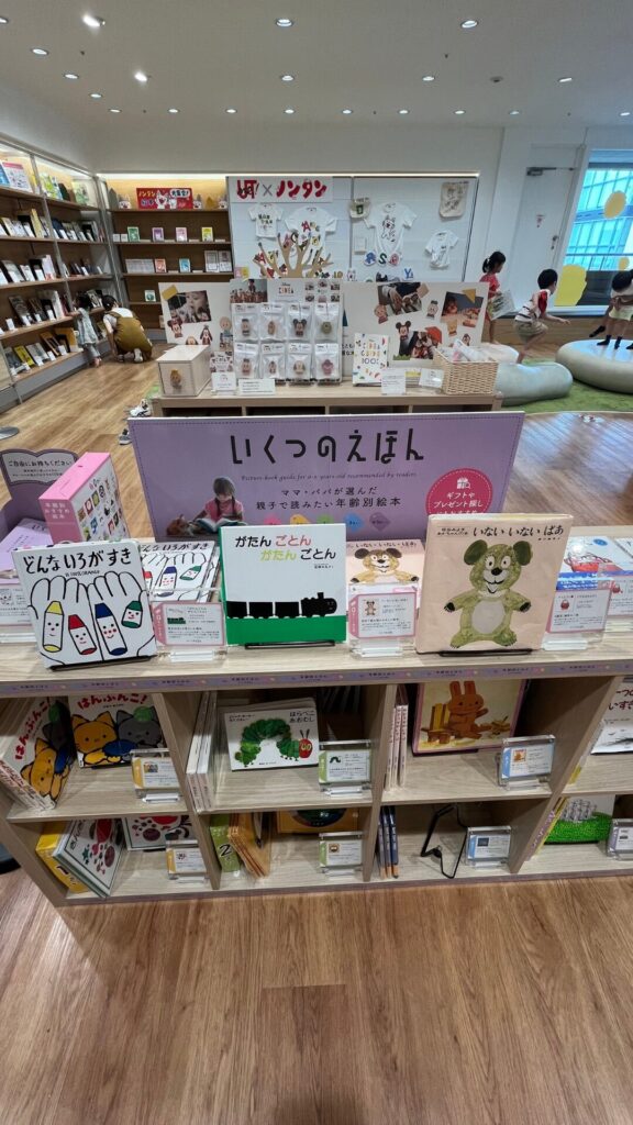 【有楽町・銀座】ユニクロ TOKYOの無料キッズスペース写真（絵本販売）