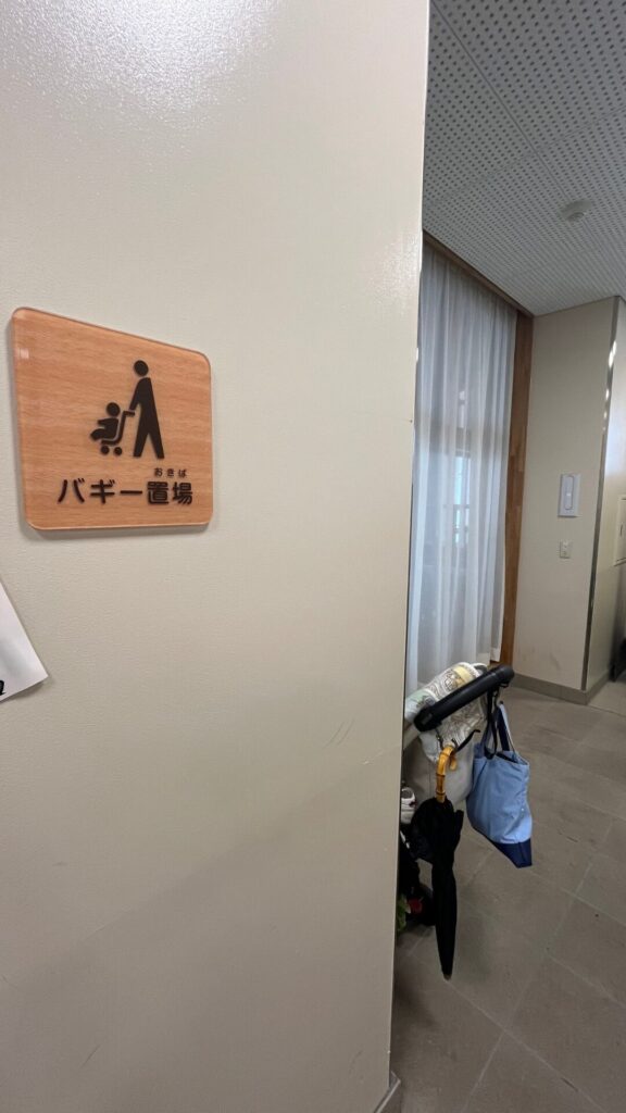 表参道・青山の無料屋内遊び場青山館カリッパの写真（ベビーカー置き場）