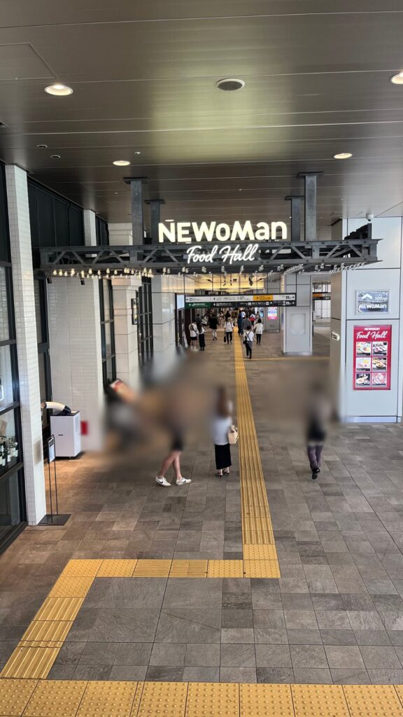 ベーカリー&レストラン 沢村 新宿があるNEWoMan入口