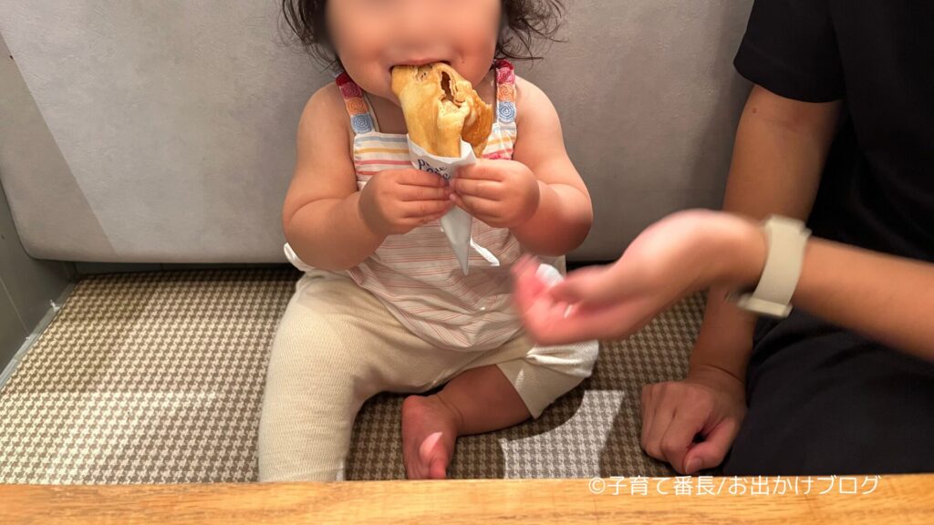 二子玉川キッズスペースがあるジェラートピケカフェの写真：クレープをほおばる子供