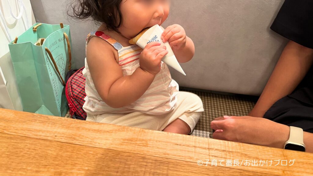 二子玉川キッズスペースがあるジェラートピケカフェの写真：クレープを食べる子供