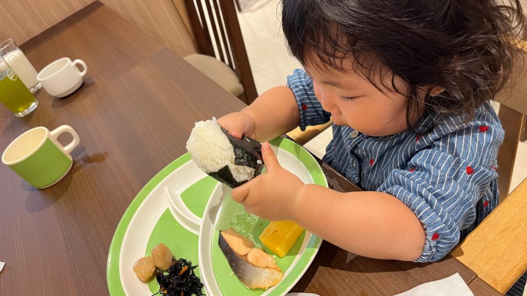 大江戸温泉物語 幸雲閣(鳴子温泉)の写真：おにぎりを食べる子供