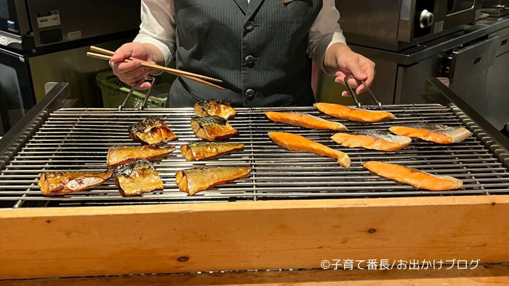 秋保温泉 佐勘の写真：朝食ビュッフェ、焼き魚