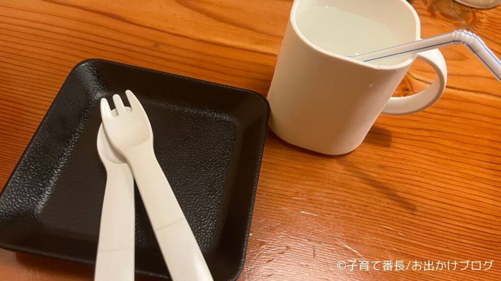 鳥貴族：子ども用食器とコップ