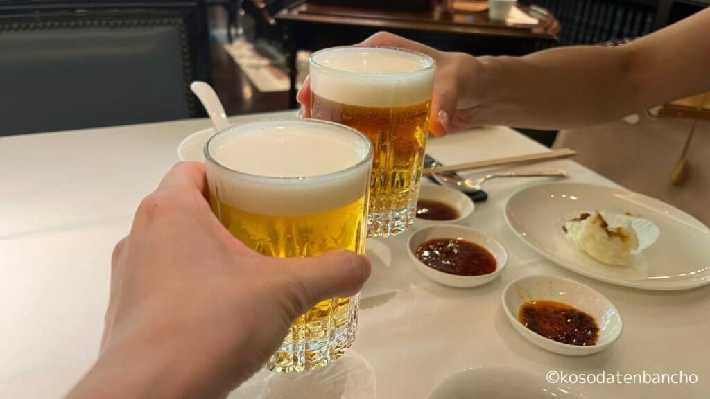 ヤウメイ（YAUMEY）の写真：ビールで乾杯