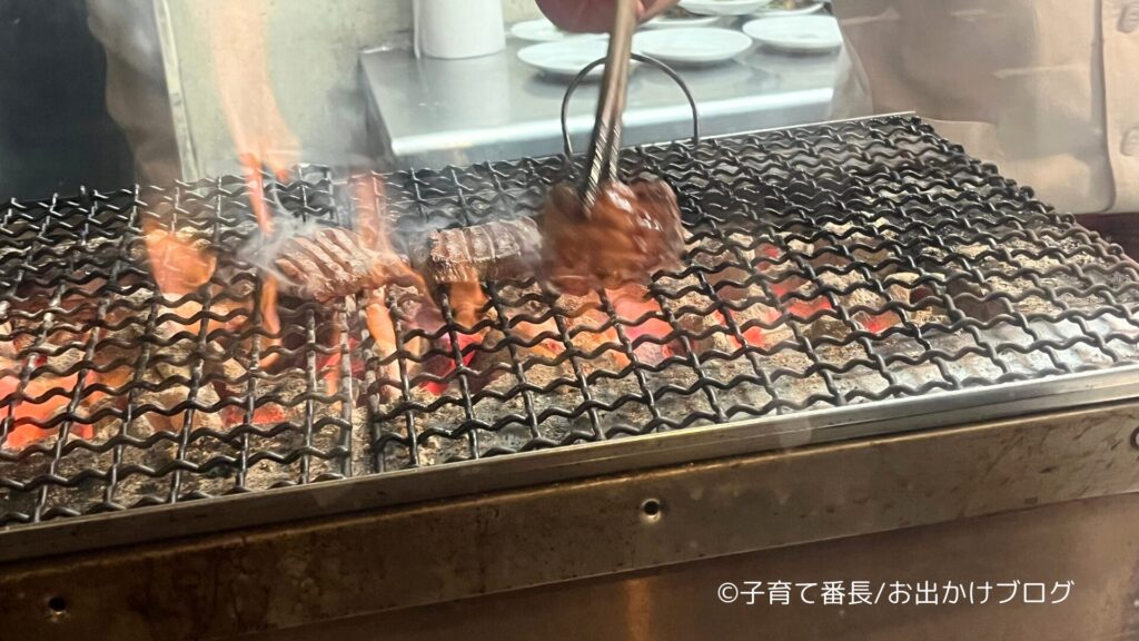 牛タン焼専門店 司 東口ダイワロイネット店の写真：炭火で炙った牛タン